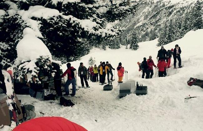 Eine Gruppe bei der Ankunft in den «Alpmatten» unterhalb Belalp