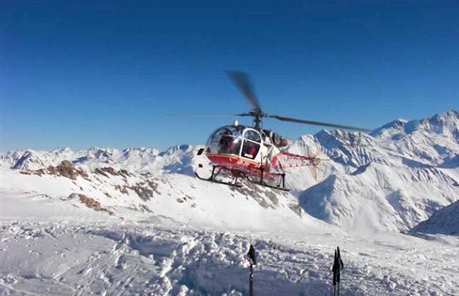Ein Helikopter der Air-Glaciers auf einem Hochgebirgslandeplatz