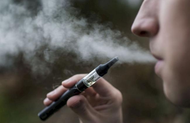 Auch E-Zigaretten gehören inzwischen zur Vereinbarung «Rauchfreie Lehre». (Archiv)