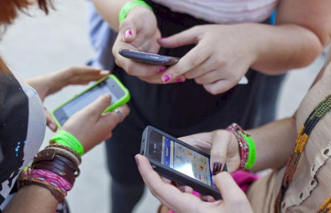 Jugendliche mit Smartphones (Symbolbild)