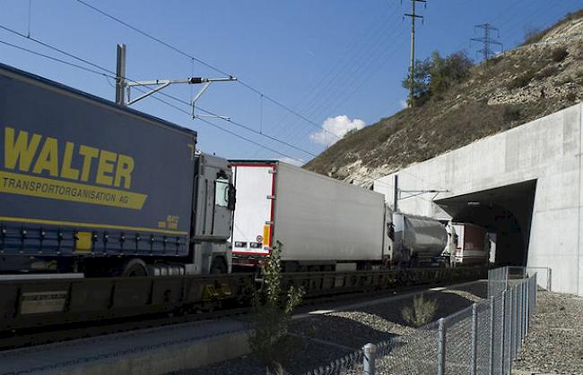 Eine defekte Lok eines Güterzuges im Lötschberg-Basistunnel führte zu Verspätungen und Umleitungen. (Archiv)