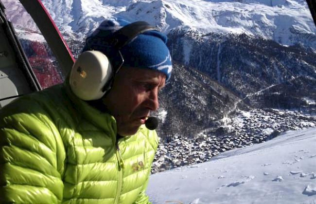 Im Air-Zermatt-Heli hoch über Zermatt: Lawinensprenger Stefan Anthamatten steht über Funk in Kontakt mit den Verantwortlichen von Strasse und Bahn.