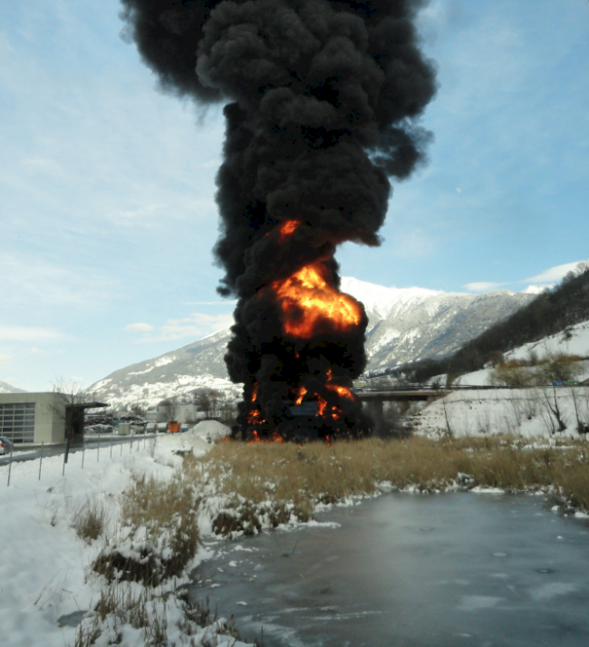 Blick auf die Unfallstelle am 28. Januar beim Biotop in Gamsen. Der Chauffeur konnte sich wie durch ein Wunder aus dem Tanklastwagen retten, ehe er explodierte.