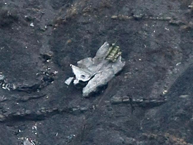 Trümmerteil des abgestürzten Airbus im unwegsamen Gelände