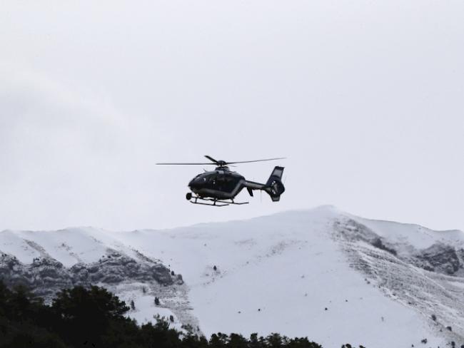 Polizeihelikopter auf einem Suchflug im Unfallgebiet