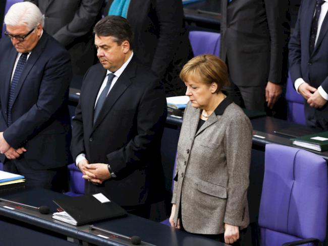 Schweigeminute der deutschen Regierung (rechts Merkel) im Bundestag