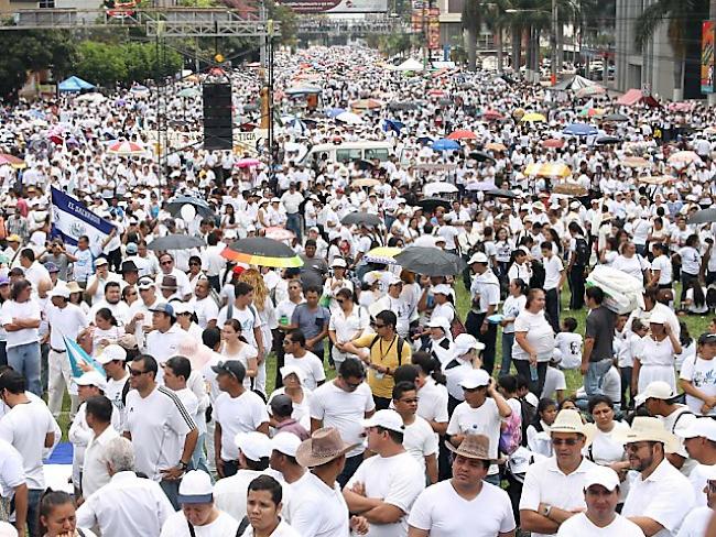 Die weissen Kleider gehisst: Demonstranten in El Salvador