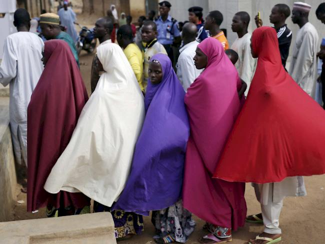 Frauen warten auf Registrierung vor dem Wählen am Samstag in  Jere