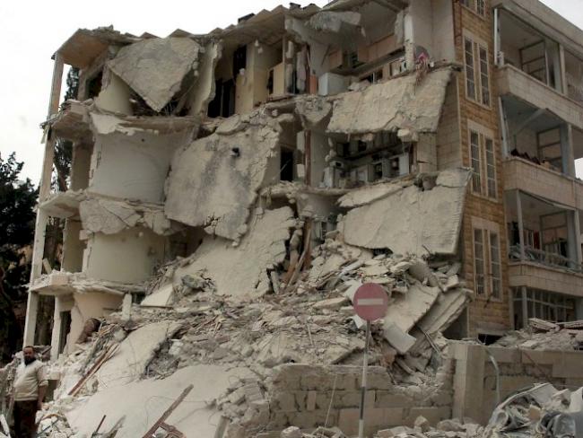 Durch Bomben zerstörtes Gebäude in der Stadt Idlib (Archiv)