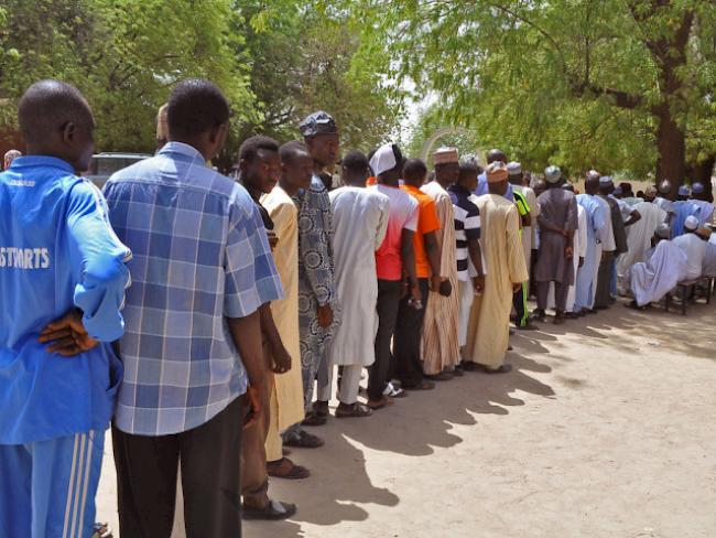 Menschen stehen am Samstag in Nigeria Schlange, um zu wählen