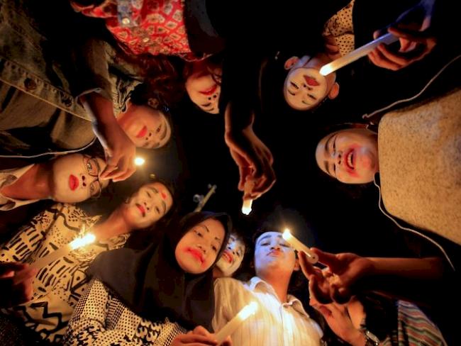 Indonesische Aktivisten mit Kerzen während der «Earth Hour».