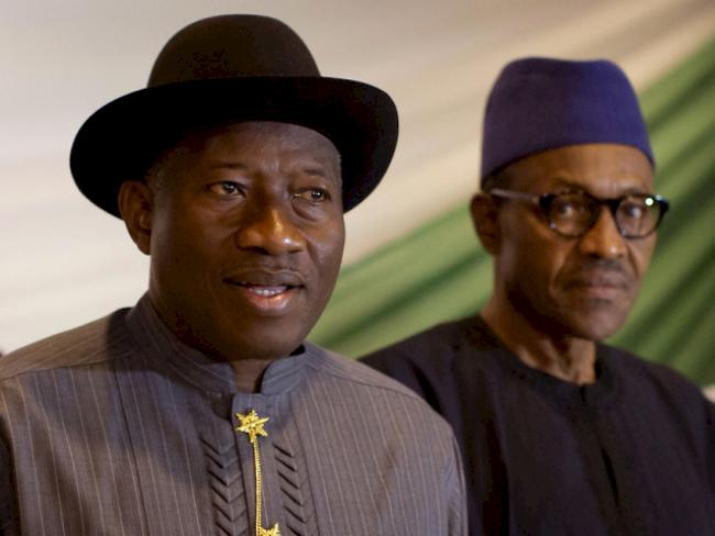 Präsident Goodluck Jonathan (l.) und sein Rivale Muhammadu Buhari