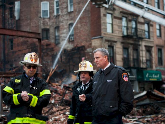 Rettungskräfte bergen Todesopfer nach Hauseinsturz in New York