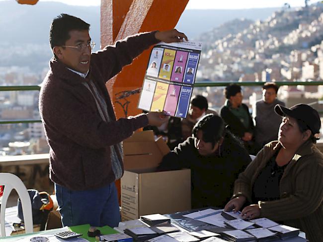 Bolivien setzt auf die Opposition: Wahlhelfer in La Paz