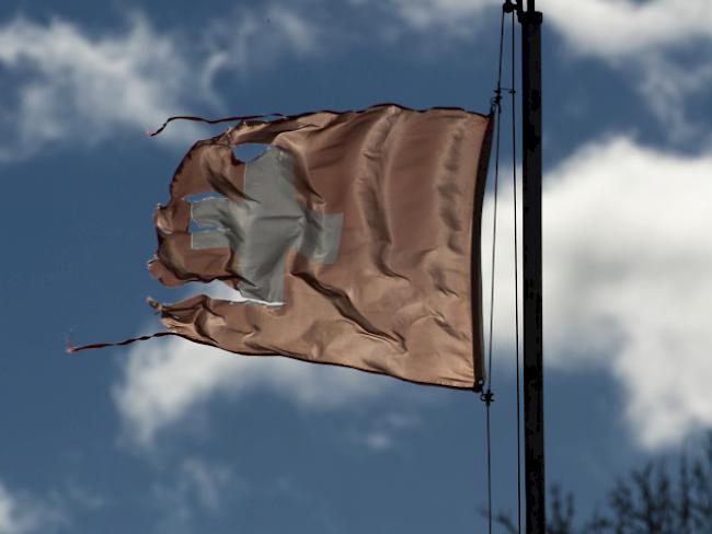 Heftiger Wind durchlüftet eine Schweizerfahne (Archiv)