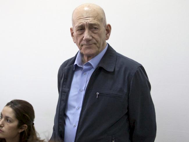 Ehud Olmert vor der Urteilsverkündigung in Jerusalem