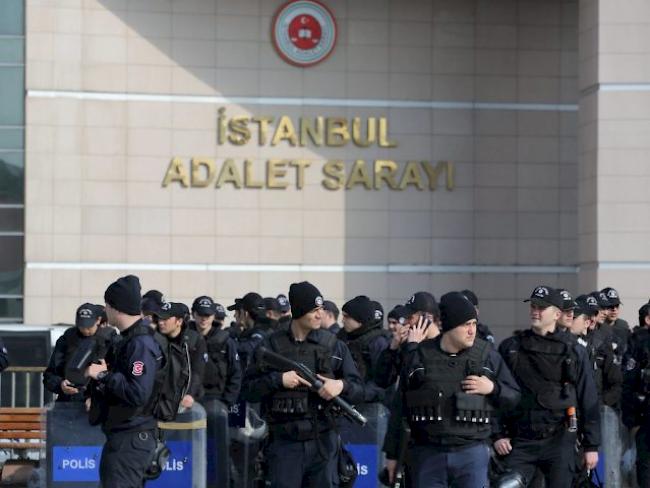 Polizisten sichern das Gelände um das Gerichtsgebäude in Istanbul