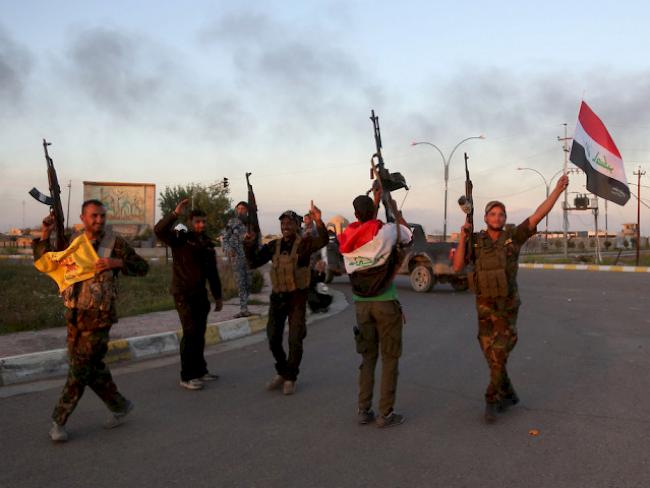 Sicherheitskräfte und Milizen feiern die Rückeroberung von Tikrit