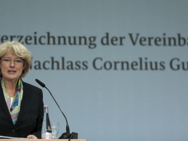 Kulturstaatsministerin Monika Grütters 2014 vor den Medien