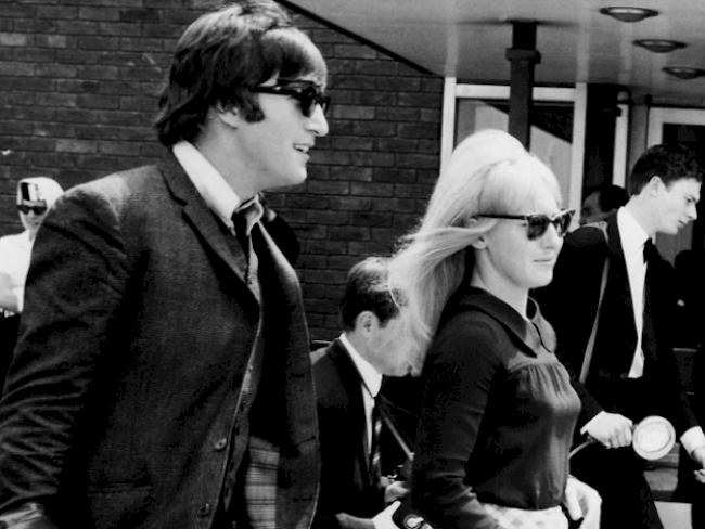 John Lennon und Cynthia am Flughafen Luton im Juli 1964