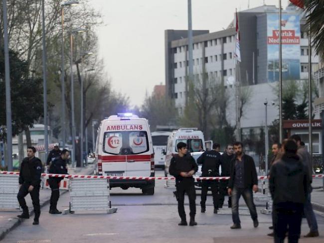 Zugang zum Polizei-Hauptquartier in Istanbul wird abgeriegelt