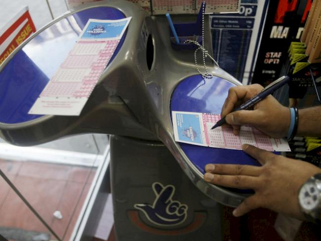 Ein Mann füllt einen Lotterieschein in London aus (Symbolbild)