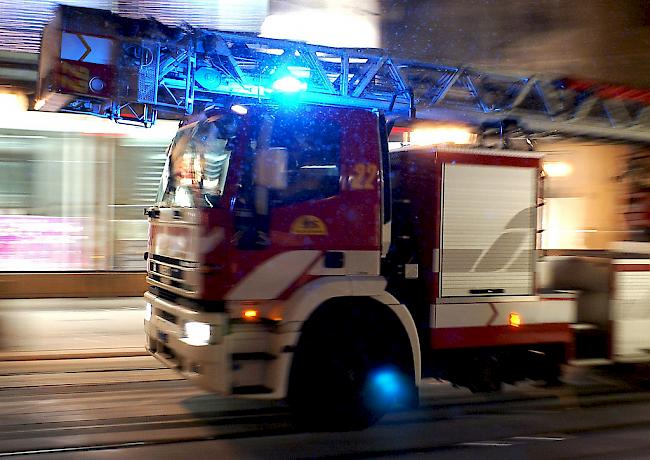 In Bürchen musste am Mittwochabend die Feuerwehr aufgrund eines Hausbrandes ausrücken (Symbolbild) 