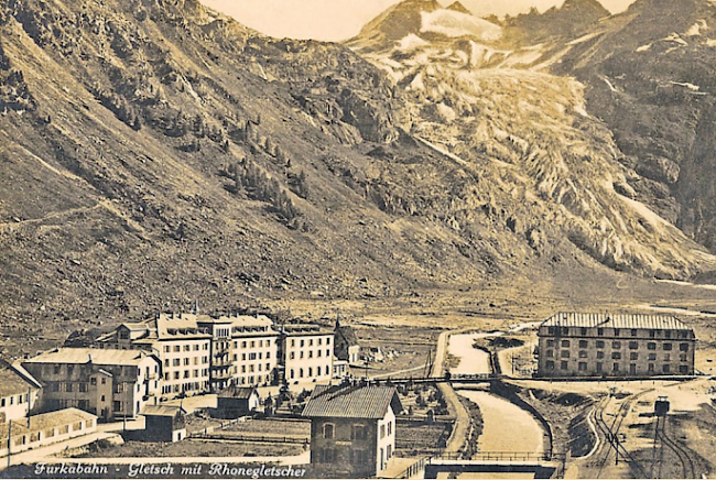 Gletsch mit dem Rhonegletscher ist eine touristische Attraktion erster Güte.Am 1. Juli 1915 wird die 42 Kilometer lange Strecke Brig–Gletsch eingeweiht, und ab 1926 führt die Bahn bis Disentis in Graubünden.