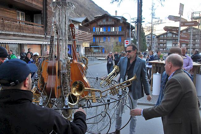 Der Zermatter Künstler Heinz Julen holt seinen Kronleuchter ab und bringt ihn ins Festzelt.