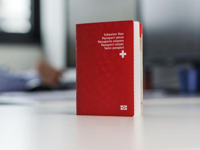 Ein biometrischer Schweizer Pass (Archiv)
