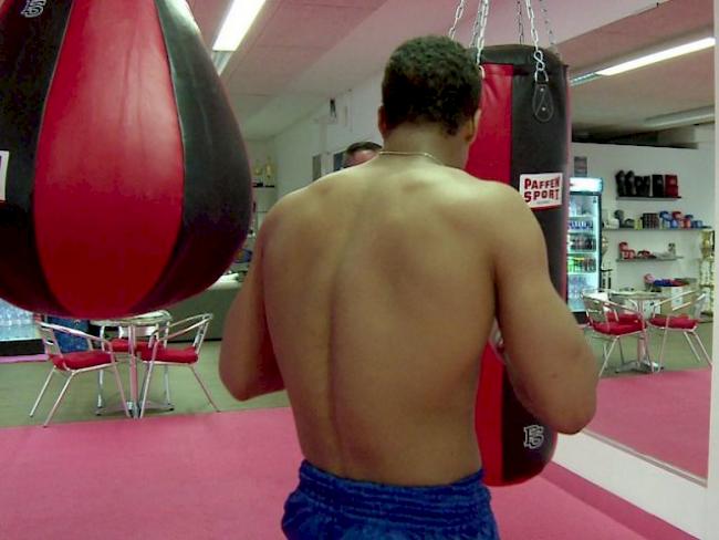 "Carlos" beim Kampfsporttraining in Reinach (Screenshot SRF)