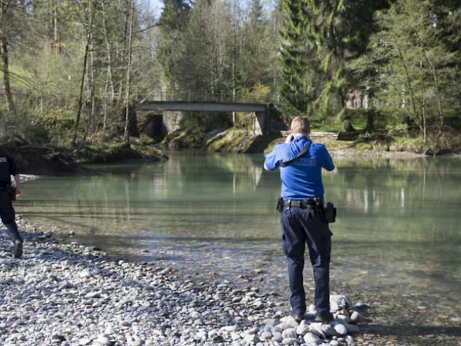 Polizisten suchen die Thur nach dem vermissten Knaben ab