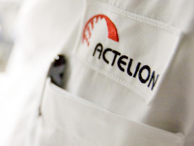 Das Logo von Actelion auf einer Laborschürze (Archiv)