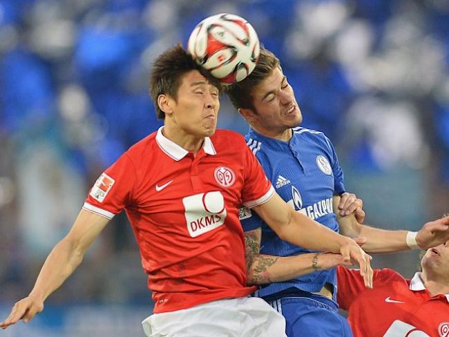 Mainz-Spieler Koo (links) und Schalkes Neustädter im Kopfball-Duell