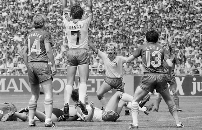 Die beiden Oberwalliser Brigger und Bregy sind mitten drin. Das erste Finalspiel gegen Basel im Jahr 1982 endete 1:0.