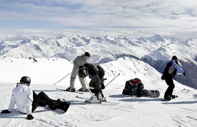 Vor der Abfahrt: Wintersportler geniessen die Aussicht (Symbolbild).