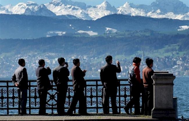 Asiatische Gäste bestaunen das Alpenpanorama von Zürich aus (Symbolbild).