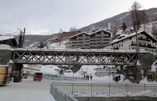 Die fast 120-jährige Getwingbrücke in Zermatt wird ersetzt. 