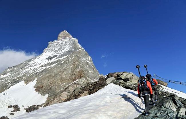 Seilschaft gleich Kamera-Team: Stephan Siegrist und David Fasel vor dem Routeneinstieg, etwas oberhalb der Hörnlihütte. Im Hintergrund thront das Matterhorn.