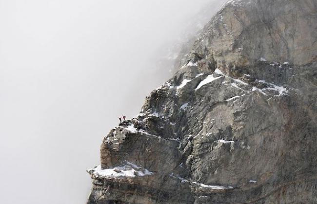 Ausgesetztheit pur: Die beiden Alpinisten Stephan Siegrist und David Fasel samt Kamera-Rucksaecken in den oberen «roten Türmen» am Hörnligrat.