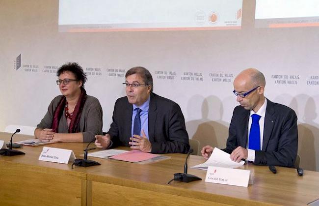 Brigitte Decrausaz, Jean-Michel Cina und Gérald Dayer am Montagmorgen an der Pressekonferenz in Sitten