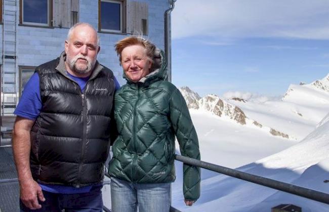 Christian Almer und Heidi König vor der «Mönchsjochhütte»