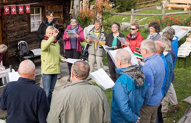 Singen draussen in der Natur  ein neues Erlebnis für die 17 Teilnehmerinnen und Teilnehmer der ersten Sing- und Wanderwoche der Landschaftsparks Binntal.
