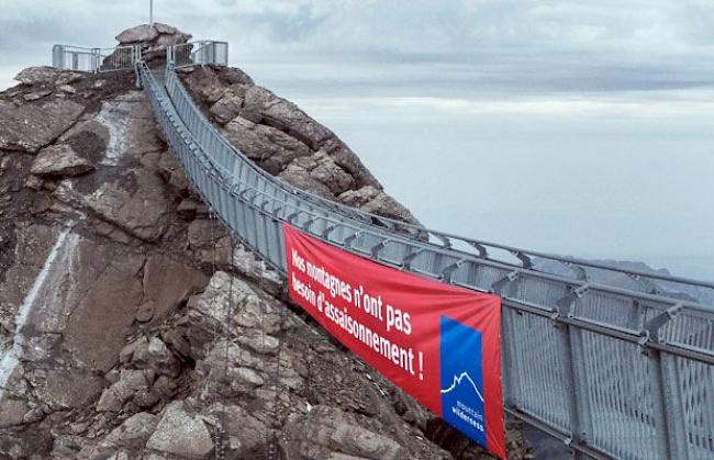 Mit einem Transparent an der Brücke machte mountain wilderness Schweiz darauf aufmerksam, dass «unsere Berge keine Geschmacksverstärker brauchen.» 