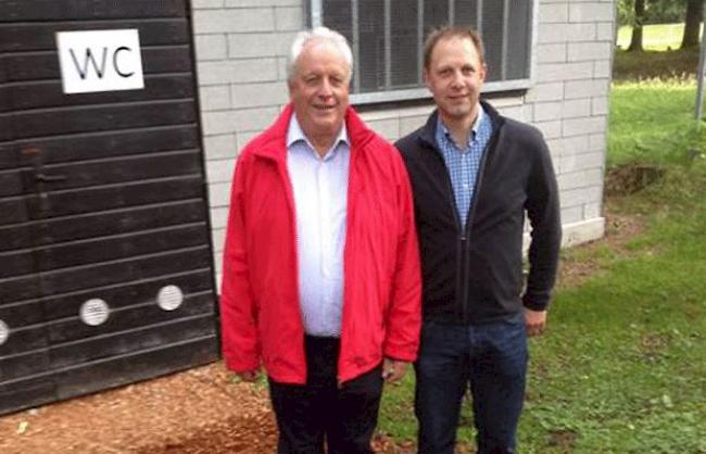VR-Präsident Dr. Felix Zurbriggen mit Gemeindepräsident Christian Imsand vor der neuen WC Anlage im Pischewald.