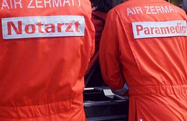 Die Rettungskräfte der Air Zermatt flogen einen verletzten Mann ins Spital von Visp. 