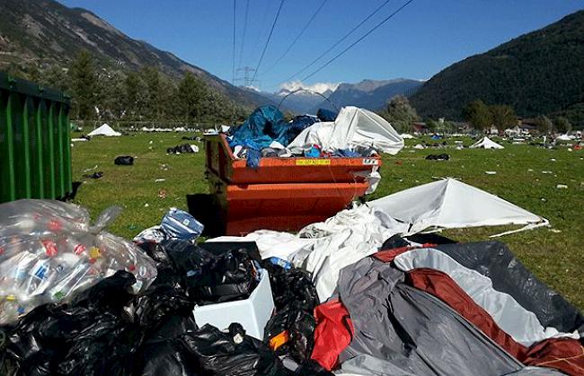 Entsorgte Zelte auf dem Gelände des Open Air Gampel