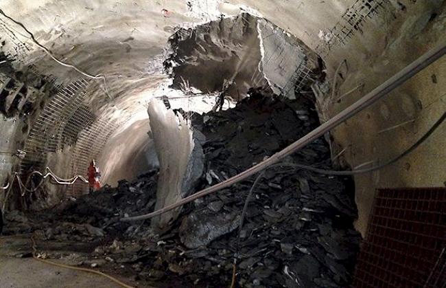 Im Schallbergtunnel hat sich in der Nacht auf heute ein lockeres Felspaket aus dem seitlichen oberen Bereich des Gewölbes gelöst.