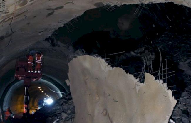 Mehrere hundert Kubikmeter Fels haben sich aus dem Gewölbe des Tunnels gelöst.