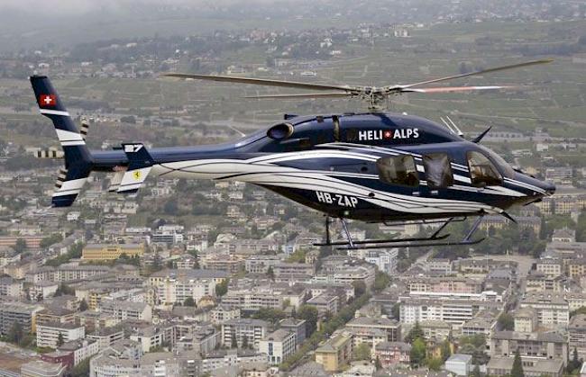 Mit dem neuen Bell 429 aus den USA, im Foto über der Stadt Sitten, kann Héli-Alps Spitalverlegungen durchführen und mit der Infrarotkamera verirrte oder geflüchtete Personen aufspüren.